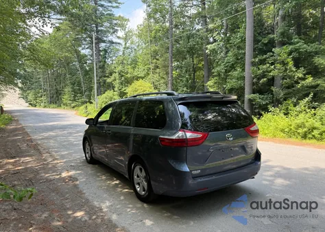 2015 Toyota Sienna Le z USA, uszkodzony, nr VIN 5TDKK3DC1FS623710